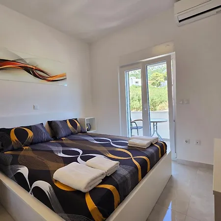 With Parking Space - 25063 דירה